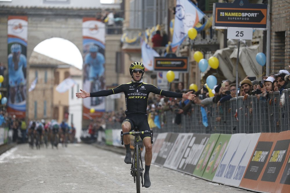 Adam Yates vence en el Muro de Filottrano, Kwiatkowsky asalta el liderato