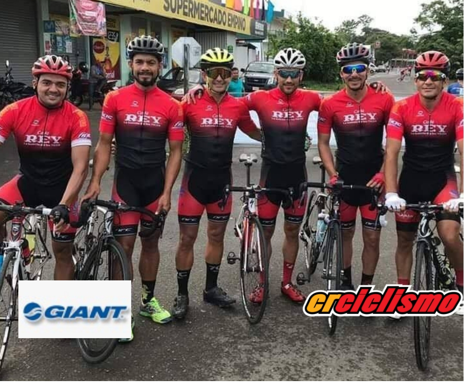 El equipo Marisquería Guayo ROES está a la espera del banderazo inicial de la Vuelta