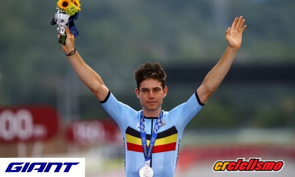 Wout van Aert: «Carapaz iba muy fuerte, es un merecido campeón»