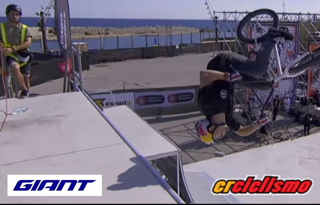 Kenneth Tencio con mal día en la final del BMX Freestyle de Barcelona