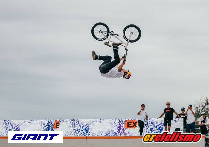 Kenneth Tencio clasificó a la final del BMX Freestyle en Barcelona