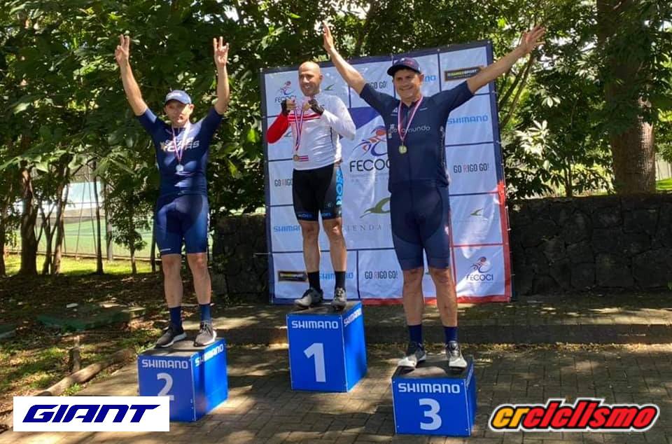 Luis Rodríguez festeja su doblete de oro en campeonato nacional de ruta y contrarreloj máster