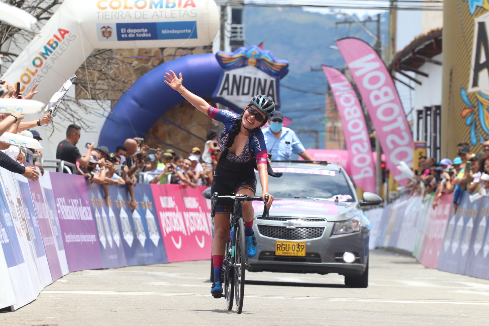 Estefania Herrera gana la etapa reina y Diana Peñuela acaricia el titulo de la Vuelta Femenina.