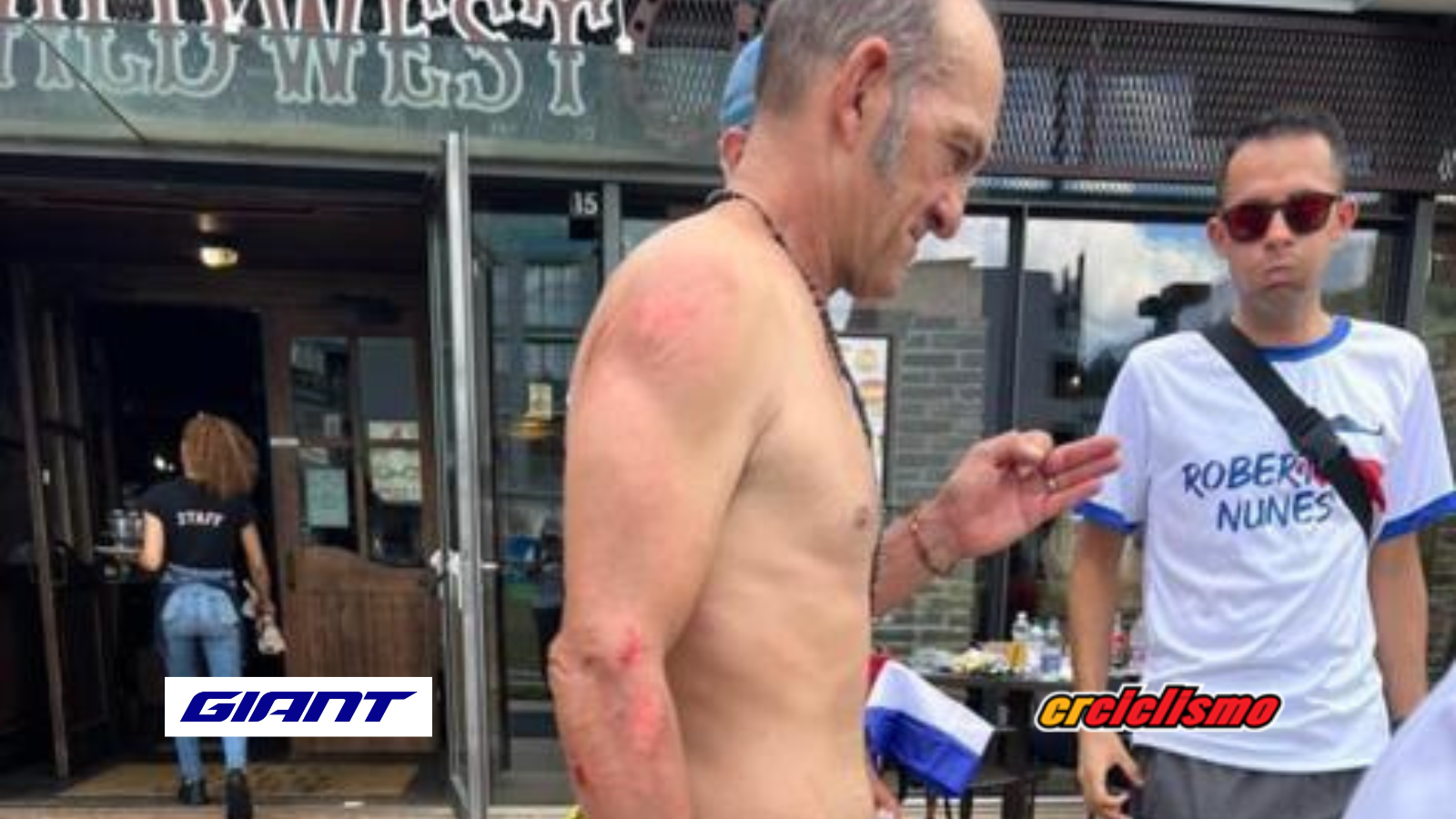 Robert Nunez con algunos raspones tras su caída en el Mundial de Crono