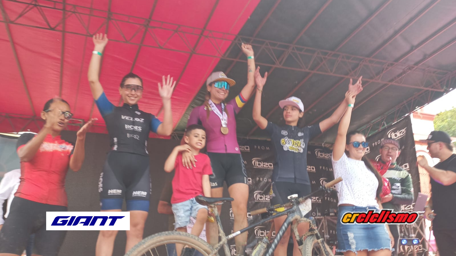 Tica consiguen podio en la Bici Travesías Colombia