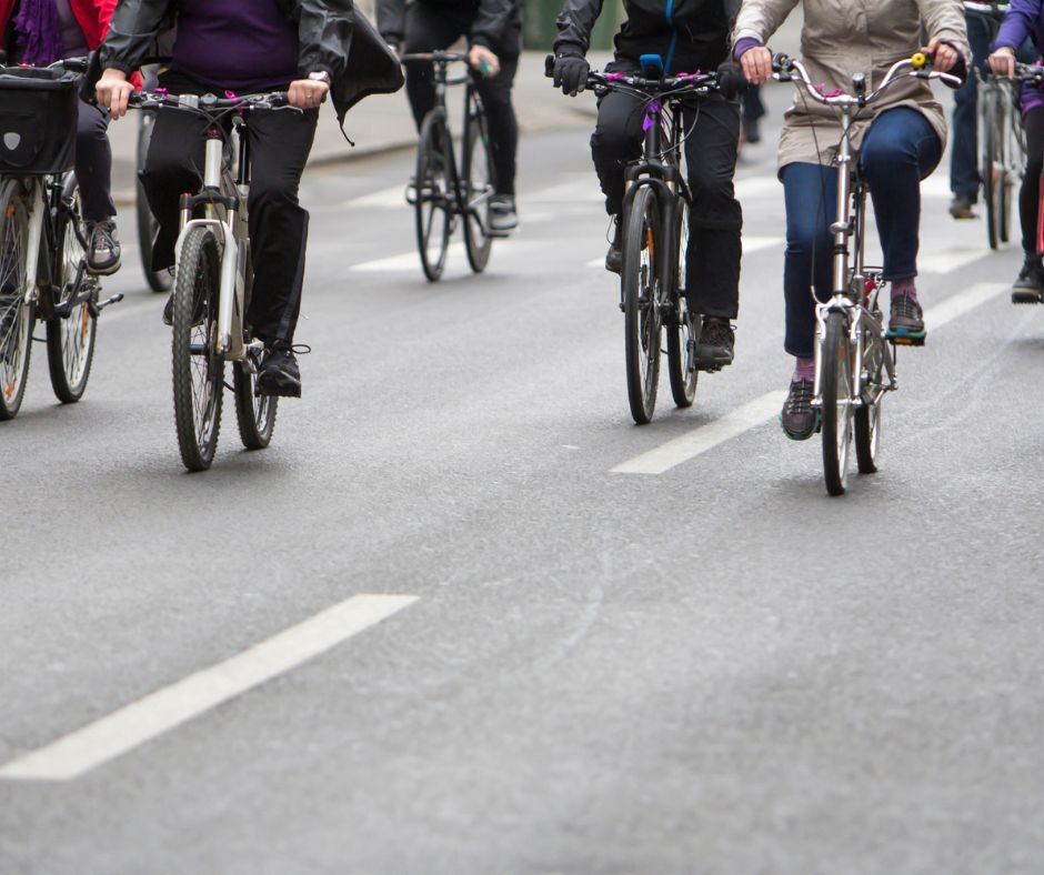 ¿Puede un ciclista defenderse de oficial que quiera quitarle su bici por andar en carretera de más de 80 kms por hora? 