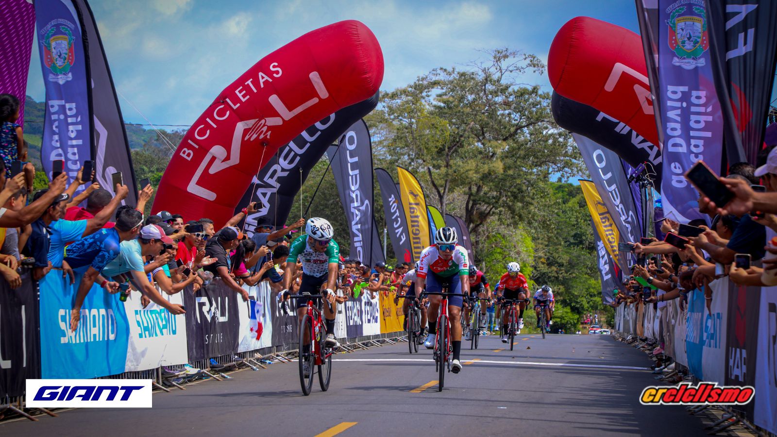 Gabriel Rojas es líder de la Vuelta Chiriquí por un segundo a falta de una etapa.